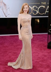 Flesh-colored dress with carpet