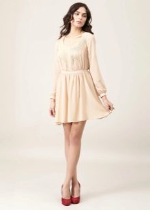 Red shoes for a flesh dress