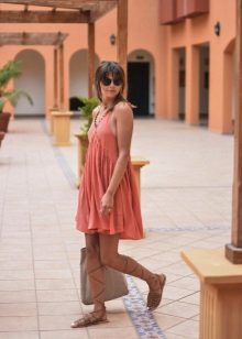 Beige Greek Sandals for a Terracotta Dress