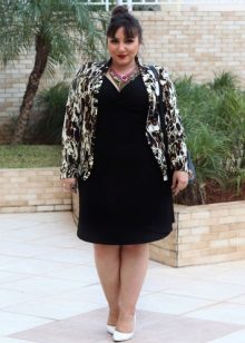 Black knit dress for a full woman in combination with a color jacket