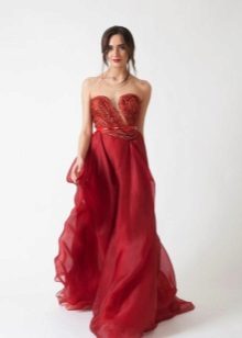 The combination of shades of cherry in the dress