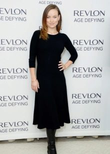 Black dress for women of the summer color type