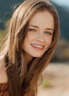 Natural light blond hair color for girls of the winter color type