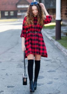 Vestit de xec vermell amb botes negres i botes negres