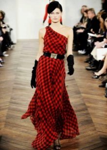 Vestit llarg de teixit vermell amb sandàlies negres