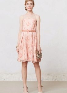 The choice of accessories for a lace dress