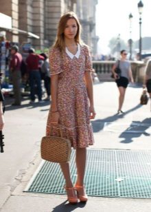 Bež haljina u liniji s malim tiskom srednje duljine