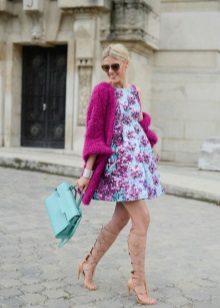  Haljina u liniji u kombinaciji s kardiganom i aktovkom