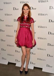 Lacquered shoes for a satin balloon dress