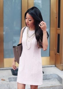 Accessories and jewelry for a sheath dress