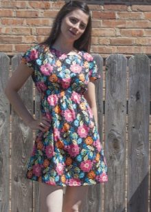 Musta kukkatankoinen lyhyt mekko