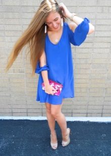 Asusteet ja koristeet lyhyelle siniselle viskoosimekille