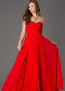 Belle robe longue rouge avec un corset