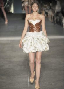 Robe courte à la mode avec un corset