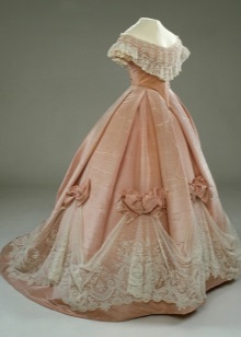 Robe rose vintage avec un corset