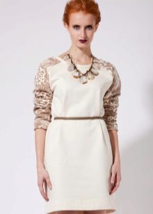 Accessories and jewelry for dress with raglan sleeve