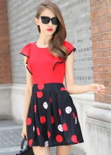 Dress with frill on the shoulders