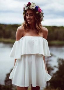 Dress with a flounce on the chest