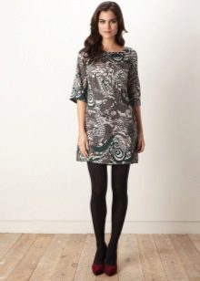 Shift dress in combination with tight tights
