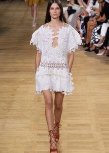 White tunic dress with a primora at the fashion show