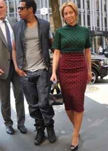 Two-tone red-green dress in black small peas