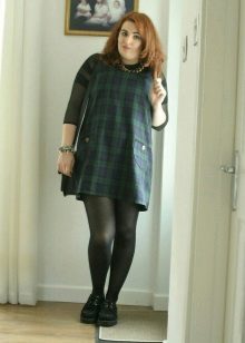 Dress in a dark green plaid (tartan) for obese girls
