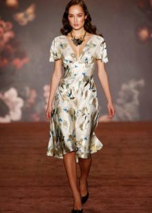 Sheath dress with short sleeves