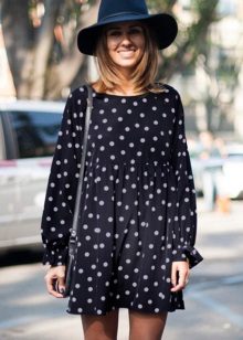 Accessories for a navy blue long sleeve dress
