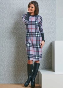  Dress in a cage of medium length, straight cut