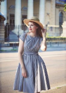 Accessories and decorations for a plaid dress