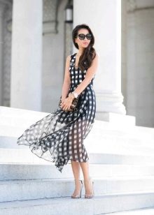 Accessories and decorations for a plaid dress