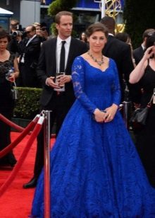 Abito lungo in pizzo blu a sbuffo con maniche lunghe per intero