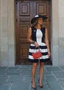 Lyhyt mekko valkoisilla ja mustilla raidoilla