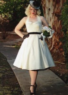 Dress in the style of the 50s and accessories for it - hat, gloves, belt
