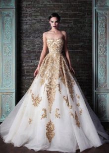 A-line baroque wedding dress