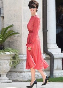 Black pumps for a plain dress in a new bow style