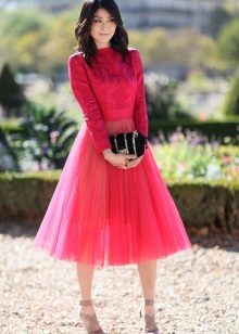 A small bag on a chain to a dress in the style of a new bow