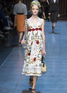 Sundress รัสเซียสมัยใหม่ในสไตล์ชาติพันธุ์