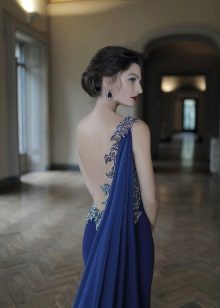 Dress with an open back and a train