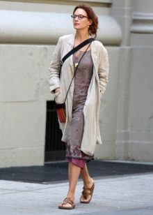 Uzun bir elbise çantasına uzun hırka