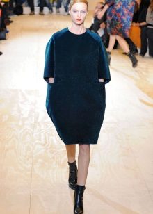 Alçak topuklu ayakkabı ile elbise çantası