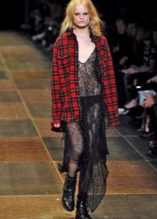 Şeffaf bir elbise çanta grunge tarzı giyim