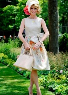 Dress with a bell skirt and accessories