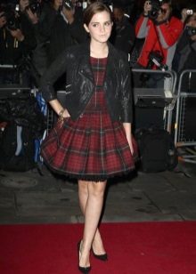 A checkered dress with a multilayer skirt in the sun in combination with a leather jacket