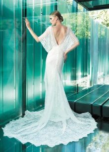 Dress with an open back and short sleeves