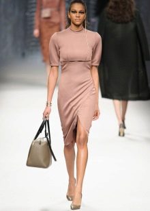 The fitted dress is knitted beige