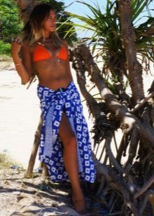 Sarong on the hips