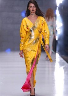 แต่งกายด้วยแขนค้างคาวขึ้นไปกองกับพื้น