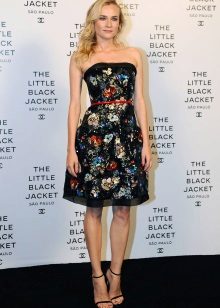 Accessoris per a un vestit curt i negre amb flors