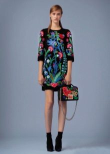 Accessoris per a un vestit negre recte amb flors